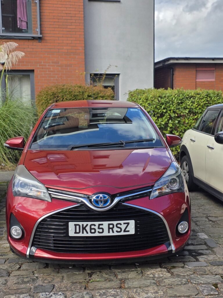 Red Toyota Yaris — photo 1