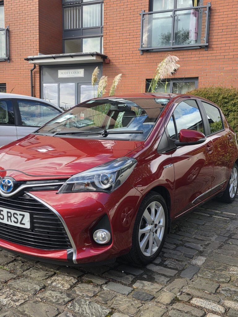 Red Toyota Yaris — photo 2