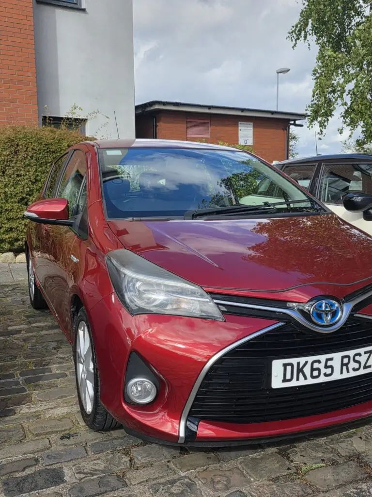Red Toyota Yaris — photo 3