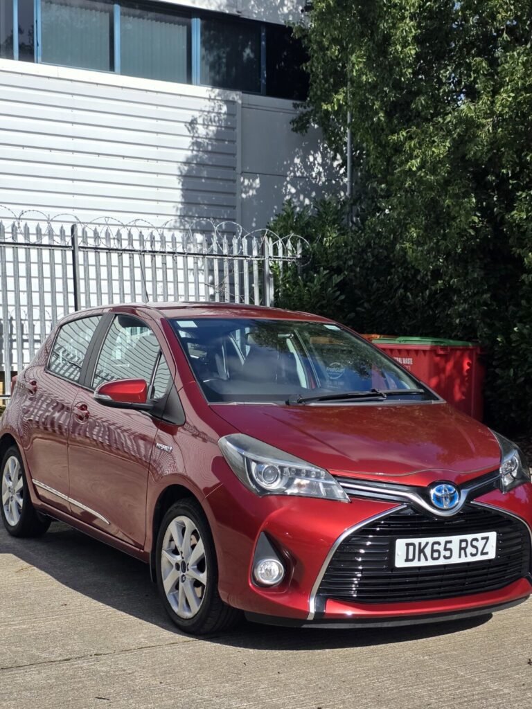 Red Toyota Yaris — photo 4