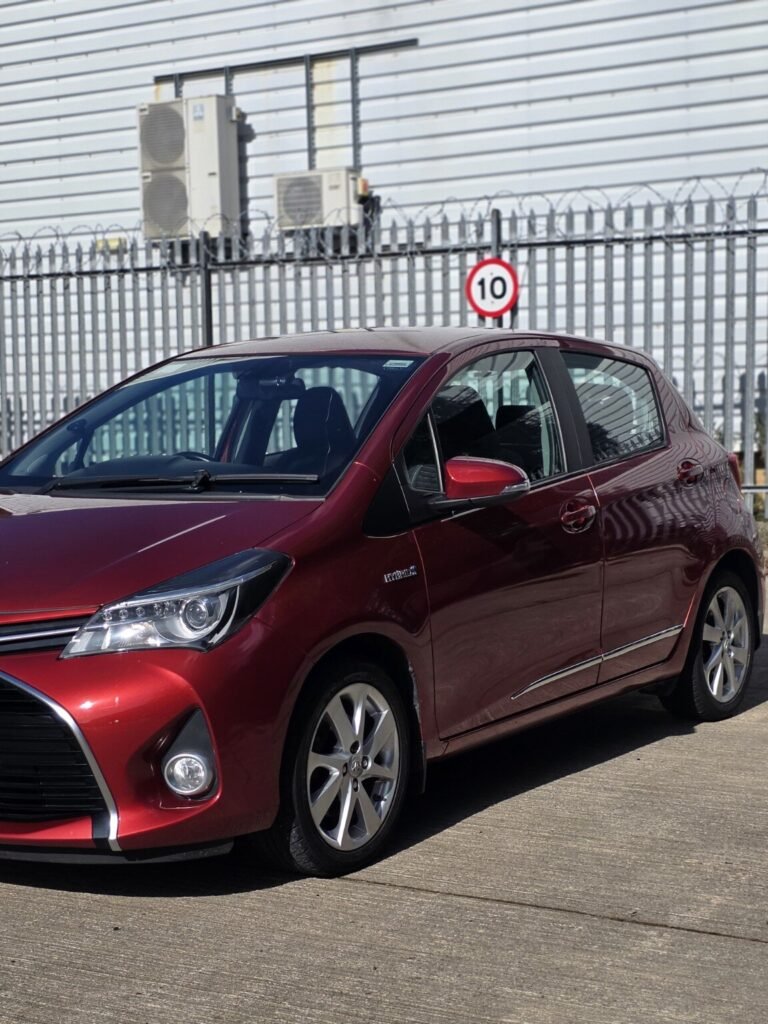 Red Toyota Yaris — photo 5