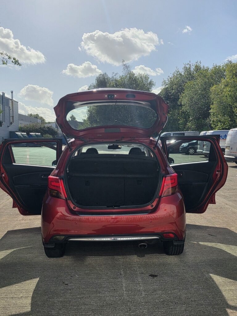 Red Toyota Yaris — photo 6