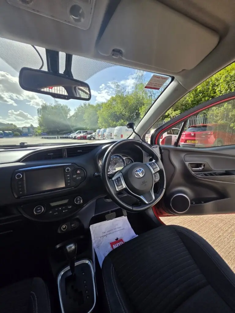 Red Toyota Yaris — photo 8