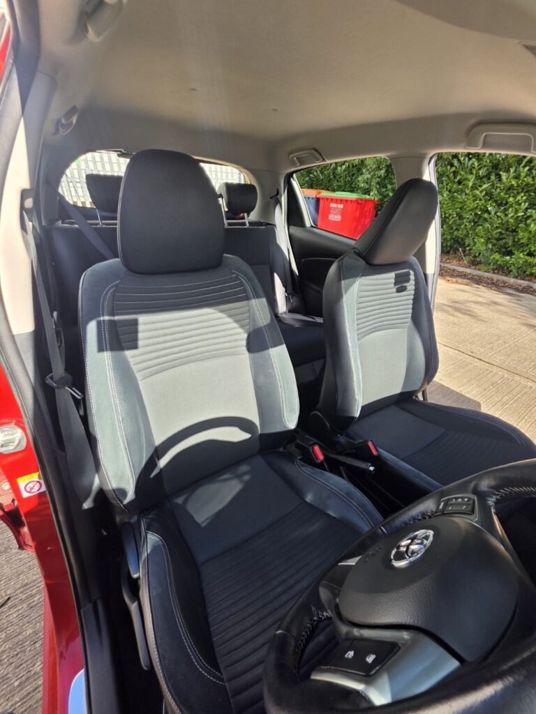 Red Toyota Yaris — photo 9