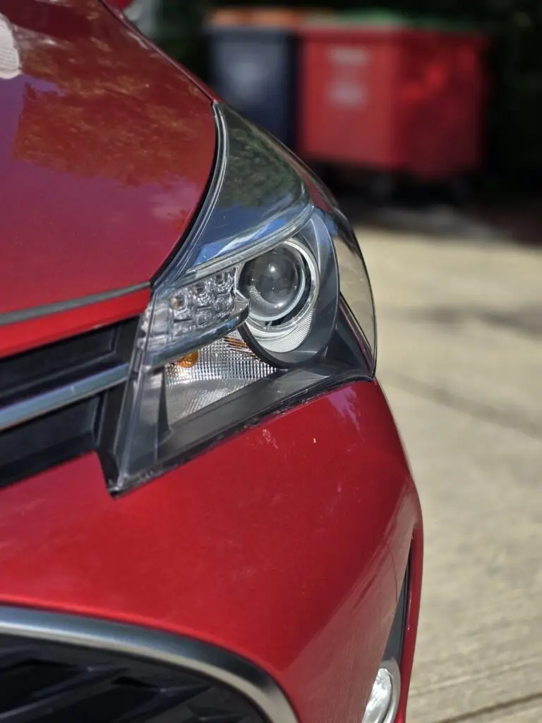 Red Toyota Yaris — photo 10